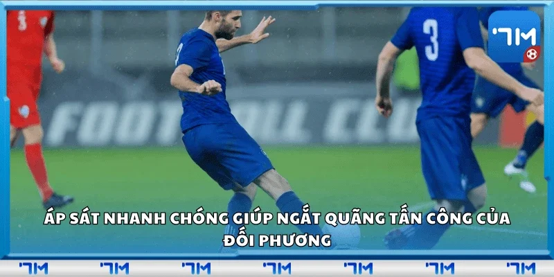 Áp sát nhanh chóng giúp ngắt quãng tấn công của đối phương